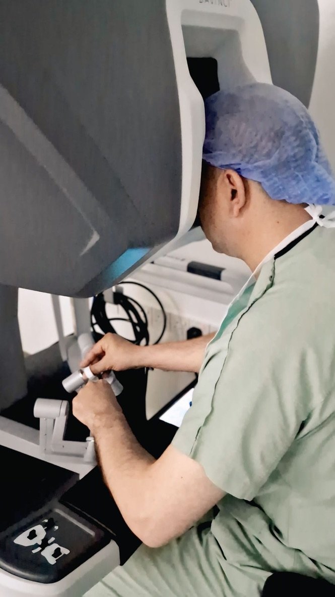 Doç. Dr. Necmi Bayraktar robotik cerrahi konsolunda