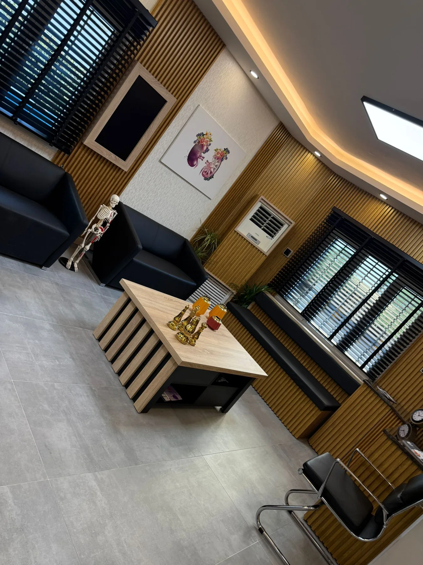 ReSurgeClinic Girne bekleme alanı ve modern klinik ortamı